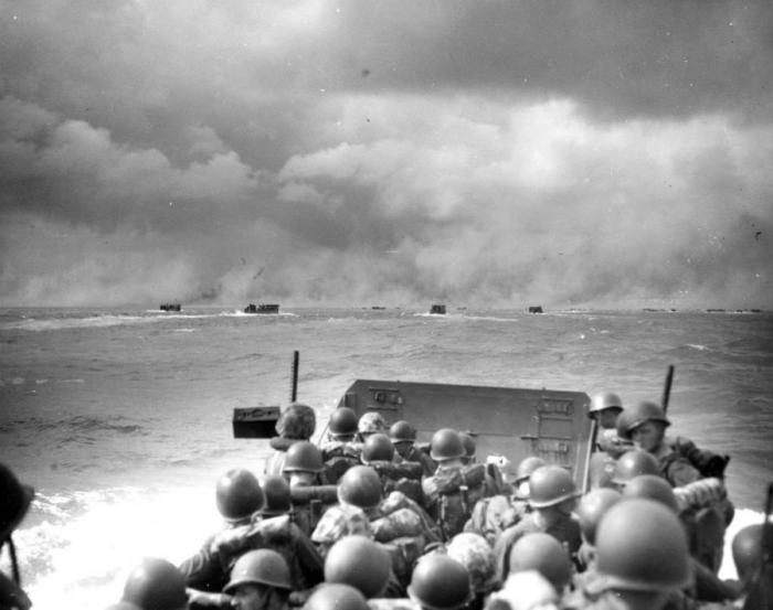 Marines in a Higgins boat. Larger than the amphtracs, these flat bottomed boats could carry upwards Marines in a Higgins boat. Larger than the amphtracs, these flat bottomed boats could carry upwards