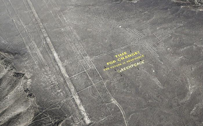 The hummingbird Nazca line in Peru, during the Greenpeace stunt. The hummingbird Nazca line in Peru, during the Greenpeace stunt.