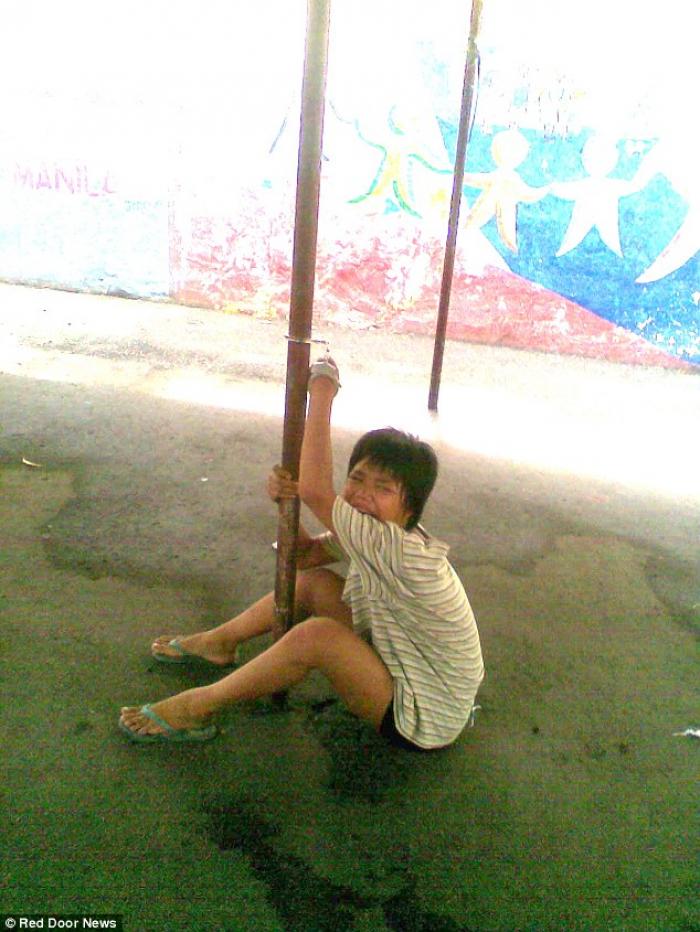 girl chained to pole in Philippines detention center girl chained to pole in Philippines detention center