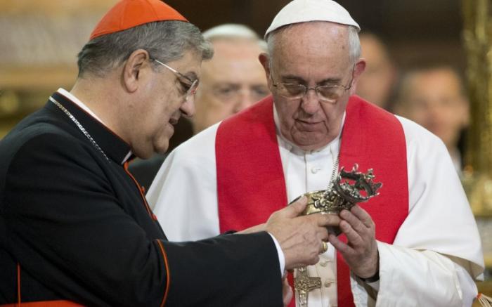 Cardinal Crescenzio Sepe shows the relic of St Januarius Cardinal Crescenzio Sepe shows the relic of St Januarius